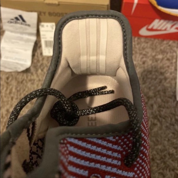 Yeezy 350 v2 - Picture 3 of 6
